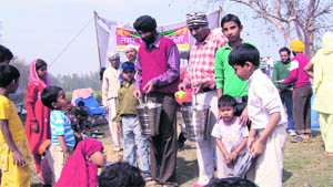 Volunteers of Dera Gareeb Nawaz, Batala, serve langar to pilgrims at Peeran Kaliyar near Roorkee.
