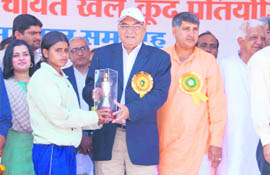 Chief Minister BS Hooda gives away a prize to a sportsperson in Bhiwani on Saturday.