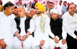PPCC president Mohinder Singh Kaypee, RP Raina, MP Ravneet Bittu at a Congress rally in Anandpur Sahib on Sunday