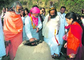 Sri Sri Ravi Shankar takes a look at a rural invention at Shuklapur village under at HESCO near Dehradun