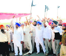 Farmers stage a protest near the venue of the function for laying the foundation stone of the Rajpura thermal plant on Tuesday.