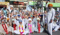 Members of BKU (Sidhupur) stage dharna in Bathinda