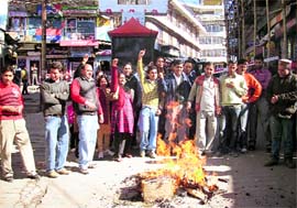 Youth Congress workers burn an effigy of English medium schools management on the fee hike issue in Mussoorie