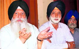 Prof Darshan Singh Ragi, former Jathedar of Akal Takht , talks to the media in Dehradun on Saturday.