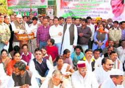 Pauri Garhwal MP Satpal Maharaj addresses protesters in Dehradun on Saturday
