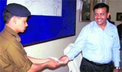 Constable Vimal Negi being awarded by DIG Alok Sharma for his presence of mind in Haridwar.