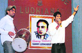 A students sing Sahir Ludhianvi’s song at SCD Government College, Ludhiana