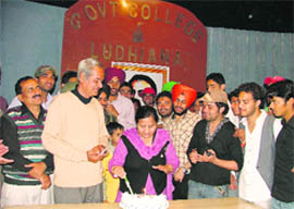 Students and teachers of SCD Government College cut a cake on Sahir Ludhianvi’s birth anniversary in Ludhiana