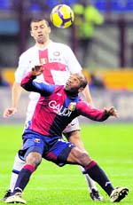 Genoas Hondurian forward Suazo fights for the ball with Inter Milans Samuel on Sunday