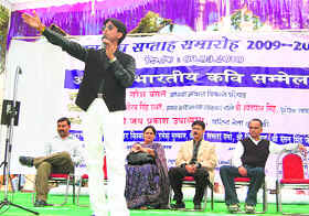 Dr Kumar Vishwas, a poet, recites a poem at the union week of DAV PG College in Dehradun on Tuesday.