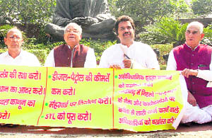 Former CM Bhajan Lal, his son Kuldeep Bishnoi and other HJC leaders on dharna at Parliament House in New Delhi on Tuesday.