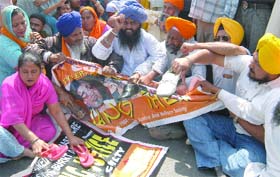 Victims of the 1984 anti-Sikh riots protest against Congress leader Sajjan Kumar at Karkardooma Court in New Delhi