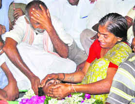 Parents of Meegada Saikumar, an Osmania student who committed suicide for Telangana, crying near their son's body in Nalgonda on Wednesday.