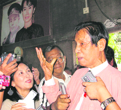 Tin Oo, deputy leader of Aung San Suu Kyis National League for Democracy Party talks to journalists at the partys headquarters, in Yangon, Myanmar, on Wednesday.