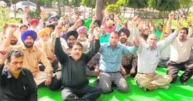 Members of the Bharatiya Khadya Nigam Karamchari Sangh protest in Sector 40, Chandigarh