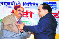Haridwar BHEL employee Dr Narendra Mohan is felicitated by NTPC MD SK Aggarwal for his contribution to the Hindi language.