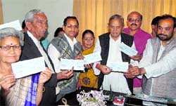 Uttarakhand statehood agitators being given cheques at a function