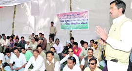 Members of the Uttarakhand Pradesh Yuva Congress stage a dharna in Dehradun on Saturday.