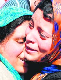 Relatives wail over the death of special police officer Arif Bhat, who was killed by militants at Jawahar Nagar, in Srinagar