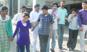 The members of the gang which bought and sold stolen mobile phones were arrested by the police in New Delhi