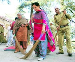 Helping Hand: Mayor Madhu Sood during Clean the City campaign at Bemloee in Shimla on Sunday.