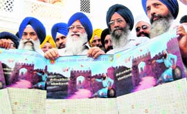 Jathedar, Akal Takht, Giani Gurbachan Singh and SGPC chief Avtar Singh at the release of the amended Nanakshahi calender