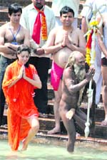A sanysin and a Naga saint do a ritual during the second royal bath.
