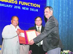 Defence Minister AK Antony confers the Best Popular Science Communication Award on Kurukshetra University alumni Dr Updesh Kumar, Scientist 'F' and Head, Mental Health Division at the Defence Institute of Psychological Research, Ministry of Defence. 