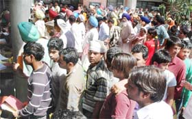 Youth throng the District Administrative Complex to submit forms for the post of constables in Jalandhar