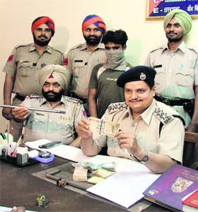 Cops show money and booty recovered from a thief in Ludhiana