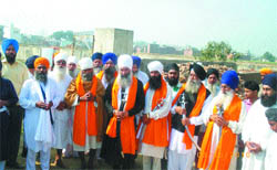 The Panj Piyaras lead kar sewa of cleaning Kasur nullah in Tarn Taran.