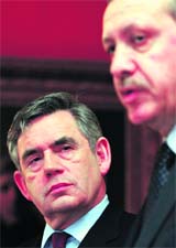 Britain's Prime Minister Gordon Brown (L) and his Turkish counterpart Recep Tayyip Erdogan attend a news conference after their meeting inside 10 Downing Street in central London on Tuesday