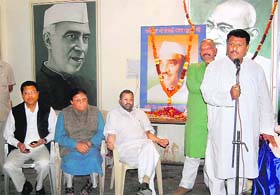 Leaders at a function held at the Congress Bhawan to pay tributes to former Uttar Pradesh Chief Minister Hemwati Nandan Bahuguna in Dehradun