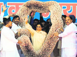 Mayawati with the enormous garland made from Rs 1000 notes