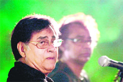 Jagjit Singh during a concert at the Nehru Bhavan in Chandigarh on Saturday.