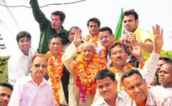 Bhagat Singh Koshiyari being welcomed on his return to Dehradun 