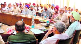 Farmers interact with the PAU experts on ways to reverse water depletion in Punjab. Photo: Inderjit Verma