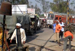 A view of the traffic movement at the Rampura railway crossing on the Bathinda-Chandigarh highway. Photo by writer