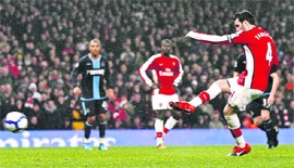 Arsenals Cesc Fabregas scores a penalty on Satruday.