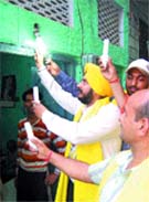 Shaheed Bhagat Singh Welfare Club members fit CFL bulbs in Amritsar to mark the martyrdom day of Shaheed-e-Azam, Rajguru and Sukhdev. Photo: Vishal Kumar