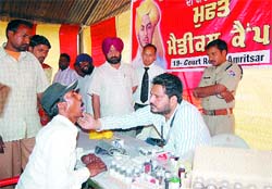 Doctors examine porters during a medical check-up camp at Amritsar railway station, organised by the Shaheed Bhagat Singh Youth Front on the Martyrdom Day of Shaheed Bhagat Singh, Rajguru and Sukhdev. 