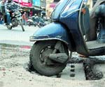 The accident prone faulty sewerage lid on a busy road in Amritsar. Photo: Vishal Kumar 