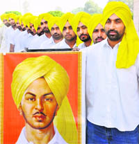 Members of the Shaheed Bhagat Singh Youth Club pay homage to the martyr in Patiala on Tuesday. 
