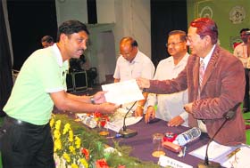 Dr BS Bisht, Vice-Chancellor, Gobind Ballabh Pant University of Agriculture and Technology, gives a certificate to a scientist at the conclusion of a national conference on horticulture in Dehradun