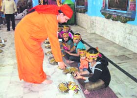 Pushpnandan Maharaj performs Navratra ritual with children in Haridwar