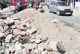 Uncleared debris causes traffic inconvenience in Mussoorie