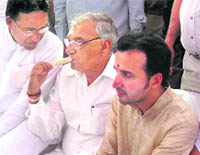 Chief Minister BS Hooda, flanked by his former aide KV Singh and the latters son Amit Sihag, enjoys kulfi in Dabwali on Tuesday afternoon.