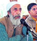 Kulbhushan Upmanyu, an environmental activist, who is heading the Himalaya Niti Abhiyan, addressing the media at Shimla on Tuesday. A Tribune photo