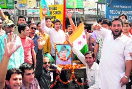 Members of the NSUI pay tributes to Bhagat Singh at Bhagat Singh Chowk in Jammu on Tuesday. Photo: Inderjeet Singh