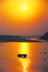 A view of the sunset from Tawi bridge in Jammu. 